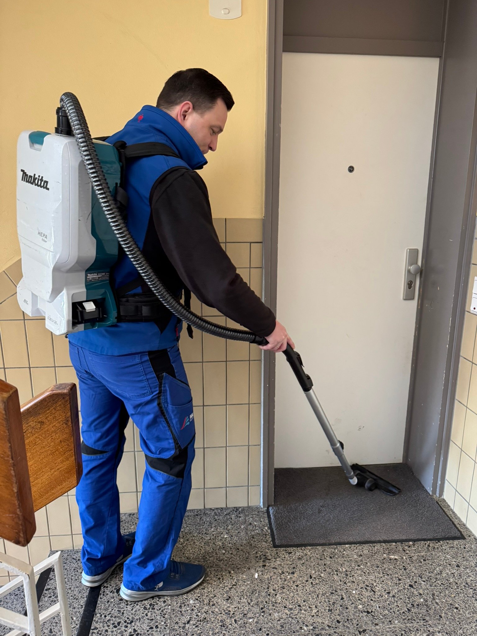 Treppenhausreinigung – Wischen der Stufen